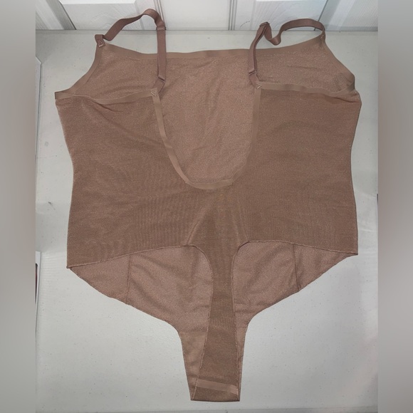 🤎 NWOT! SKIMS Sheer Sculpt Thong Bodysuit - Picture 7 of 7
